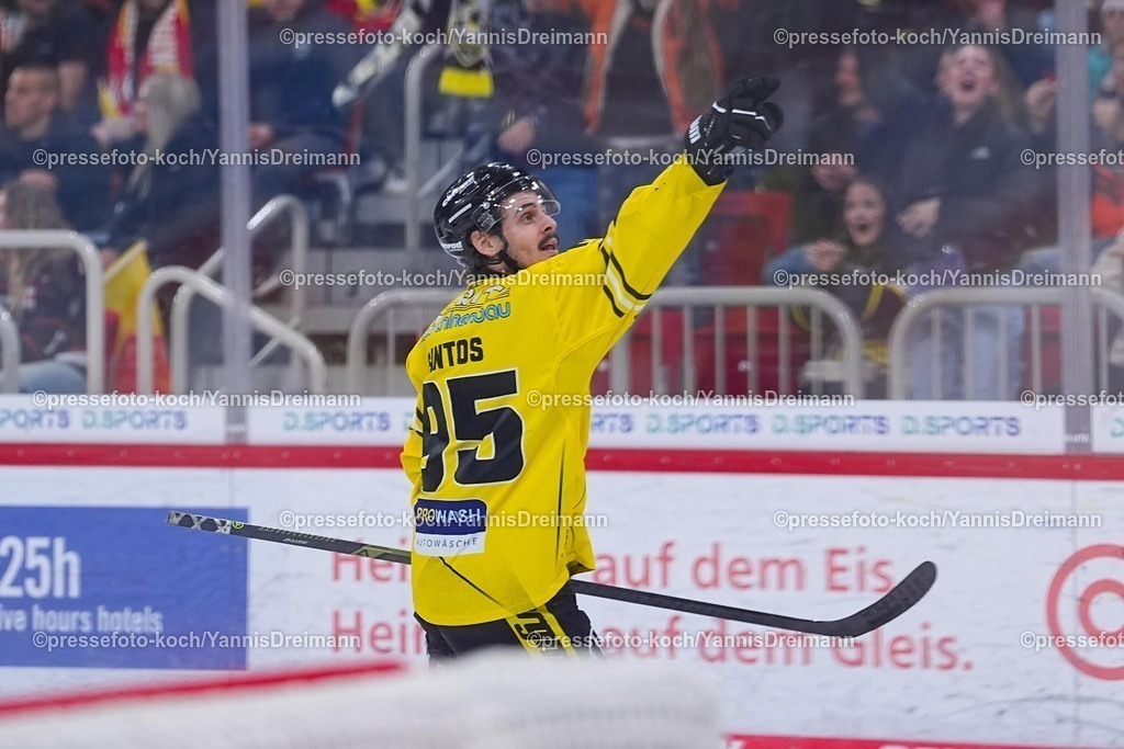 xYDRx30112501020 | 30.11.2025, xydrx, Eishockey, DEL2, Düsseldorfer EG - Krefeld Pinguine, PSD Bank Dome Düsseldorf: Torjubel nach dem Tor zum 4:0 für die Krefeld Pinguine durch Torschütze Mathew Santoa (Krefeld Pinguine #95)Photo: xYannisxDreimannxPressefotoKochx