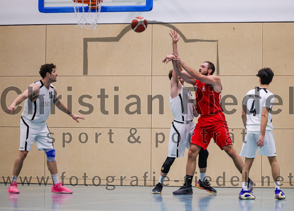 2025-12-06_026_TSV_Vaterstetten_gegen_MTV_1879_Muenchen | Vaterstetten, Deutschland, 06.12.2025:Basketball, 2. Regionalliga Süd 2025 / 2026, 9. Spieltag, TSV Vaterstetten gegen MTV 1879 München, Endergebnis: 58:83Leon Gottlöber (TSV Vaterstetten, #15), Finn Liebig (TSV Vaterstetten, #10), Christopher Herrmann (MTV 1879 München, #18), Altay Öztürk (TSV Vaterstetten, #4)Foto: Christian Riedel / fotografie-riedel.net