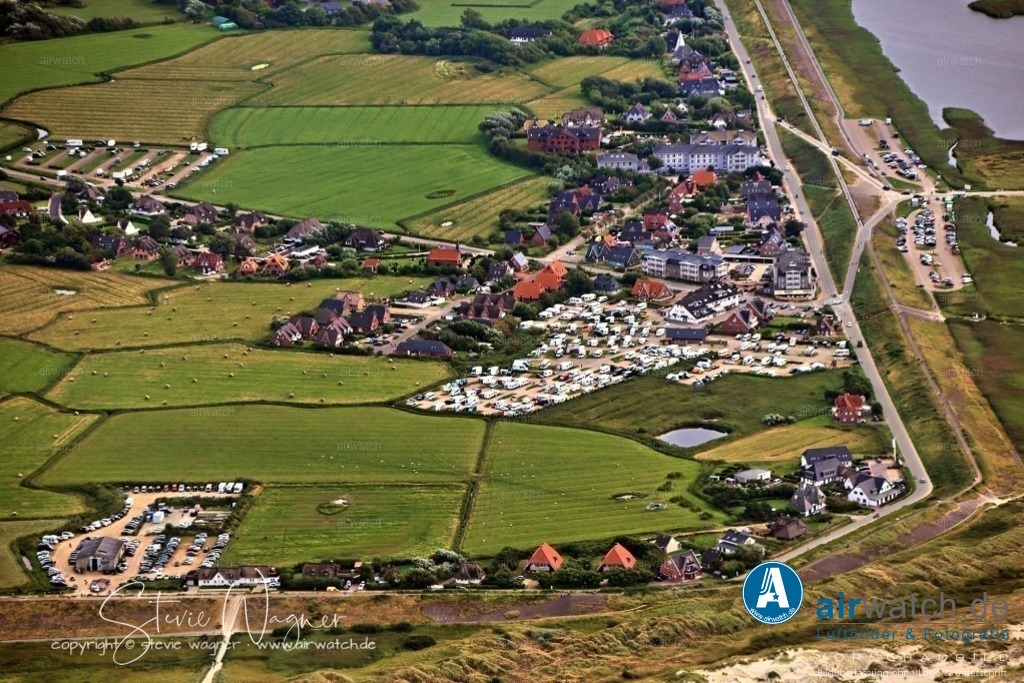 Luftbilder St.Peter-Ording | Die Entwicklung als Seebad begann im 19. Jahrhundert, wobei 1877 das erste Hotel im Ortsteil Bad eröffnet wurde und 1958 die Anerkennung als Nordseeheil- und Schwefelbad erfolgte. Heute prägt der Tourismus die Region stark, wobei die Zahl der Tagesgäste an Sommertagen Spitzenwerte von über 20.000 erreichen kann.