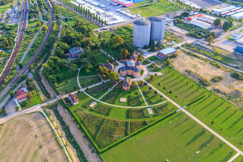 Luftbild: Zwei große Silos von ehemals Südzucker an der Eremitage Waghäuse im Abendlichtl in Waghäusel im Bundesland Baden-Württemberg in Deutschland. – Foto: IMG_102480.jpg vom 24.08.2017 durch Werner Riehm/FLY-FOTO.de – Auflösung des Originals: 5472 x 3648 px – Link zu der der Hirsch & Wölfl GmbH - Link öffnet in neuem Fenster