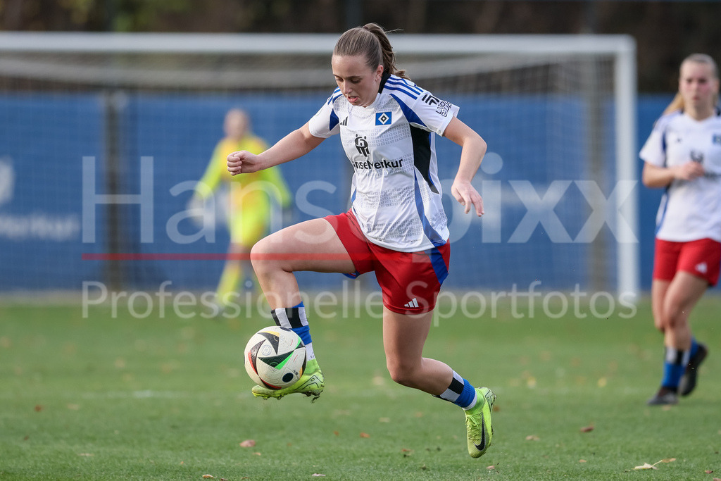 Fussball, DFB-Pokal Frauen, Hamburger SV - FC Carl Zeiss Jena | v.li.: Victoria Schulz (Hamburger SV, 19) am Ball, Einzelbild, Ganzkörper, Aktion, Action, Spielszene, DIE DFB-RICHTLINIEN UNTERSAGEN JEGLICHE NUTZUNG VON FOTOS ALS SEQUENZBILDER UND/ODER VIDEOÄHNLICHE FOTOSTRECKEN. DFB REGULATIONS PROHIBIT ANY USE OF PHOTOGRAPHS AS IMAGE SEQUENCES AND/OR QUASI-VIDEO.