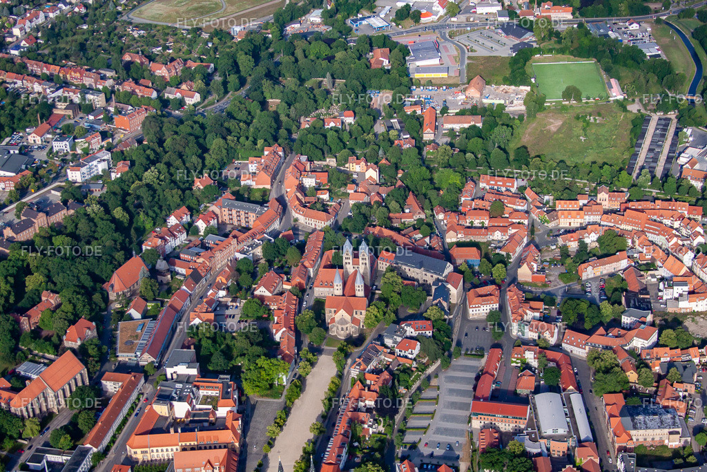 Liebfrauenkirche mit Domplatz | Luftbild: Liebfrauenkirche mit Domplatz in Halberstadt im Bundesland Sachsen-Anhalt in Deutschland. Foto: IMG_58407.jpg vom 30.06.2013 durch Werner Riehm/FLY-FOTO.de - Realisiert mit Pictrs.com
