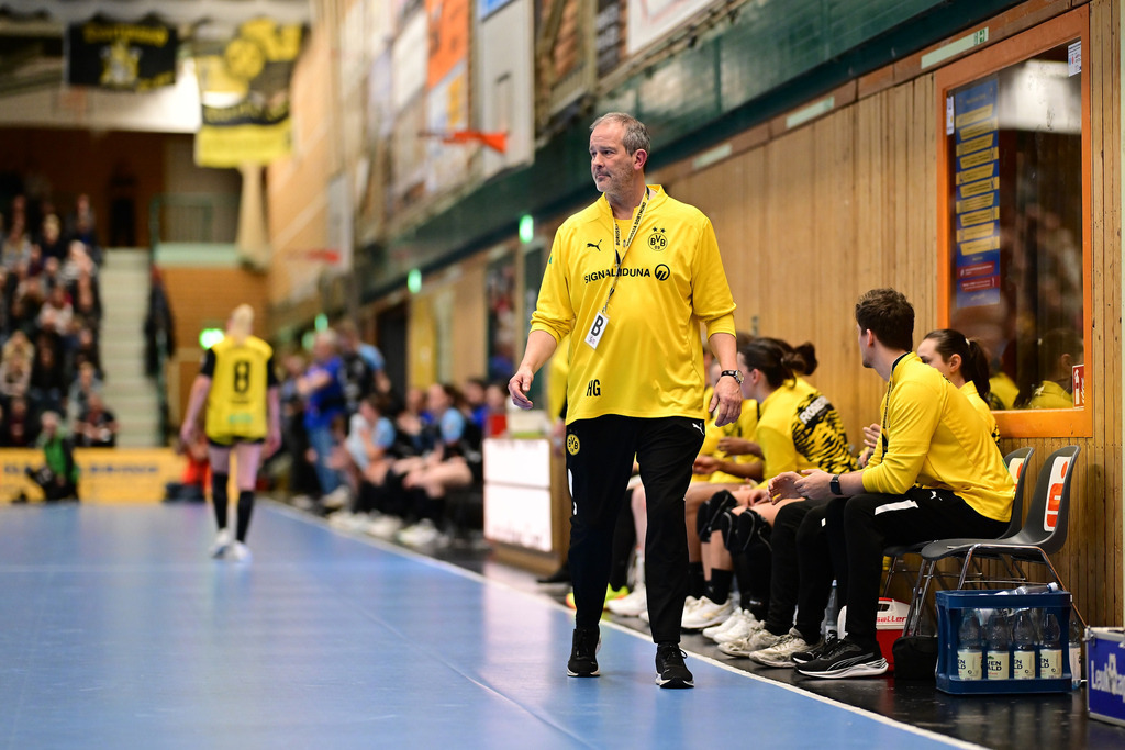 Handball I Frauen I Saison 2024-2025 I 1. HBF I 12. Spieltag I Buxtehuder SV - Borussia Dortmund | Henk Groener (Trainer Borussia Dortmund) - Realisiert mit Pictrs.com