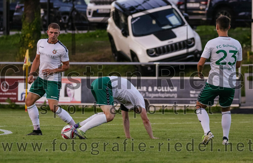2023-08-18_083_FC_Schwaig_gegen_TSV_Kastl | Oberding, Deutschland, 18.08.2023:
Fußball, Landesliga Südost 2023 / 2024, 7. Spieltag, FC Schwaig gegen TSV Kastl, Endergebnis: 2:2

Nils Wölken (FC Schwaig, #8), Tobias Jell (FC Schwaig, #2), Maximilian Hellinger (FC Schwaig, #23)

Foto: Christian Riedel / fotografie-riedel.net