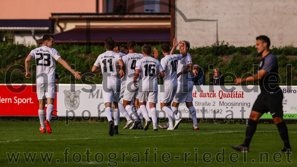2023-08-08_028_FC_Moosinning_gegen_FC_Langengeisling | Moosinning, Deutschland, 08.08.2023:
Fußball, Bezirksliga Oberbayern Ost 2023 / 2024, 3. Spieltag, FC Moosinning gegen FC Langengeisling, Endergebnis: 0:4

Jubel nach dem 1:0 durch Dennis Stauf (FC Moosinning, #15)

Foto: Christian Riedel / fotografie-riedel.net