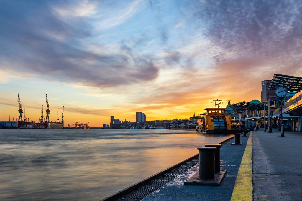 sonnenuntergang an den landungsbruecken bild auf leinwand acrylglas | Kaufen Sie Hamburg Bilder und Hamburg Fotos auf Leinwand, Acrylglas, Alu-Dibond, oder als Poster in Hamburgs großer Onlinegalerie. Elbphilharmonie Bilder, Hamburger Hafen, Speicherstadt, Alster und viel mehr.