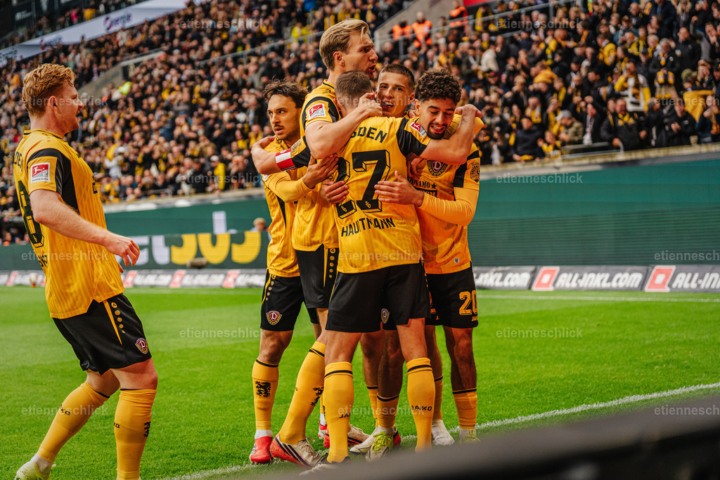 Dresdner SC - Allianz MTV Stuttgart, DEKRA 1. Bundesliga Frauen, Volleyball | Im Bild: Niklas Hauptmann (27, SG Dynamo Dresden) trifft 11 Meter nach Faul18.10.2026, SG Dynamo Dresden - 1. FC Magdeburg, 2. BUNDESLIGA - 8. SPIELTAG, Fußball, Deutschland, Dresden, Rudolf-Harbig-Stadion
