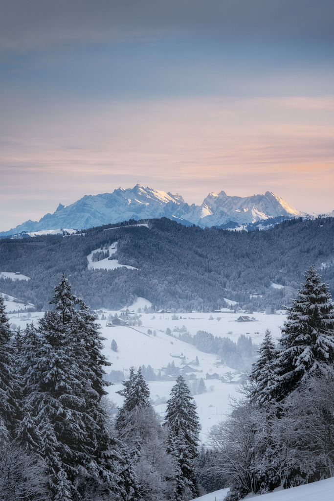 Morgengrauen mit Blick auf Säntis | Wintermorgen auf dem Raten mit Blick zum Säntis - Realisiert mit Pictrs.com