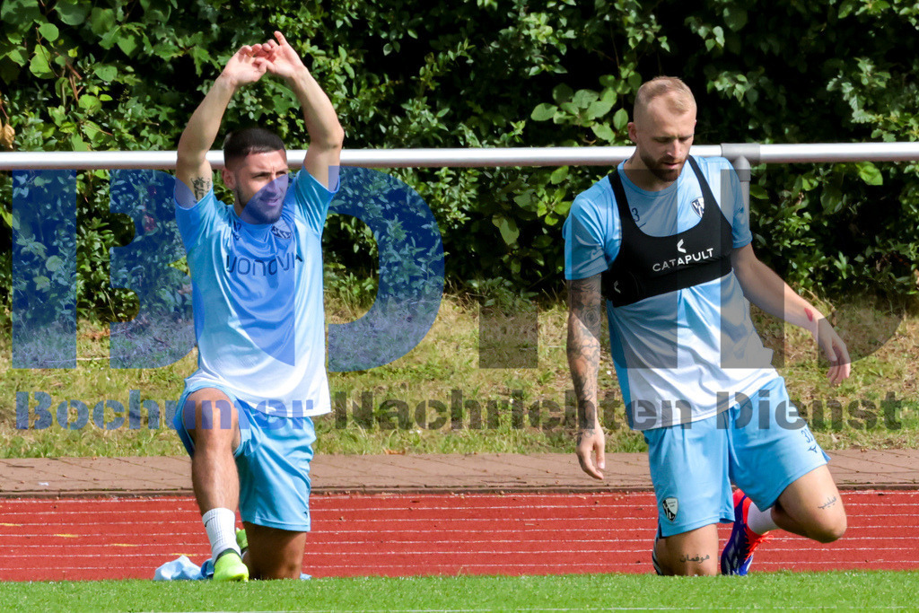 1. Fussball Bundesliga:  Trainingsauftakt VfL Bochum 1848 {date} -  | {headline}(Foto: Sebastian Sendlak / BOND)DFL regulations prohibit any use of photographs as image sequences and/or quasi-videos. - Realisiert mit Pictrs.com