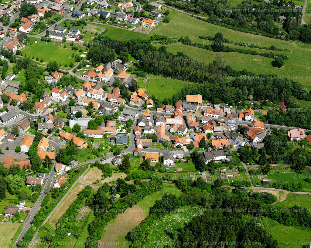 2614575 | GROß-FELDA 09.06.2006 Landwirtschaftliche Nutzflächen und Feldgrenzen  umsäumen das Siedlungsgebiet des Dorfes in Groß-Felda im Bundesland Hessen, Deutschland // Agricultural land and field boundaries surround the settlement area of the village  in Groß-Felda in the state Hesse, Germany Foto: Gerhard Launer