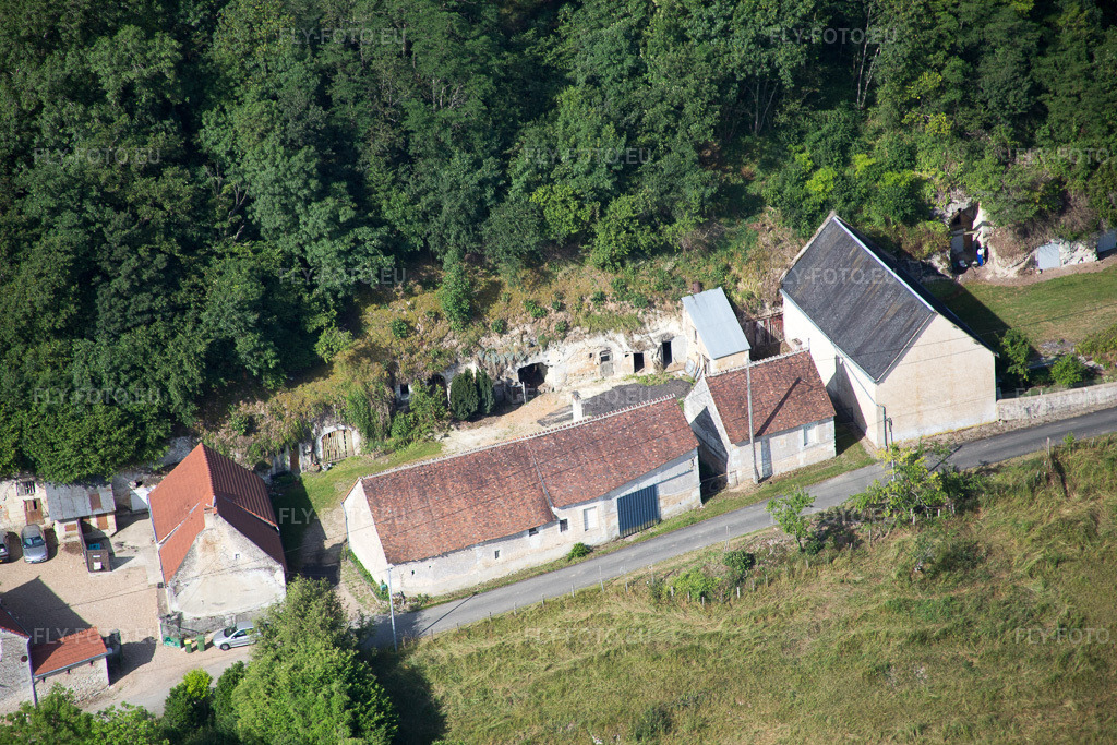 Vue aérienne: Vue de la ville à Saint-Rimay dans le département Loir et Cher, France. Photo: IMG_081119.jpg prise le 19/06/2015 par Werner Riehm/FLY-FOTO.euRésolution de l'original: 5472 x 3648 px