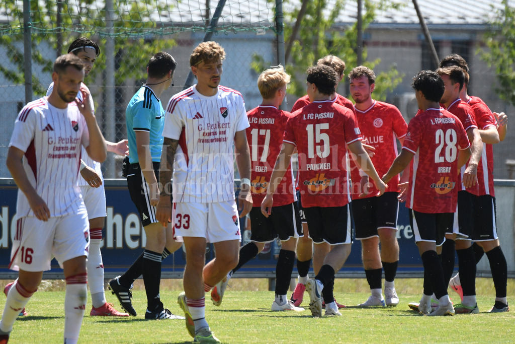 BFV Landesliga Mitte 2026/27 | Passau jubelt: entäuschte Marius Weiderer (TSV Seebach #33) und Kilian Grabolle (TSV Seebach #16) - Realisiert mit Pictrs.com