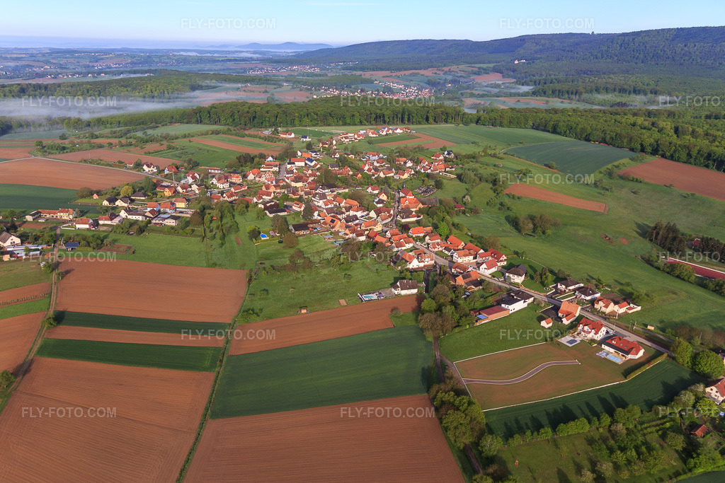 Aerial view: View of the town from the east in Memmelshoffen in the state Bas-Rhin, France. – Photo: IMG_113810.jpg taken on 04/29/2019 by Werner Riehm/FLY-FOTO.com – Resolution of the original: 5097 x 3398 px