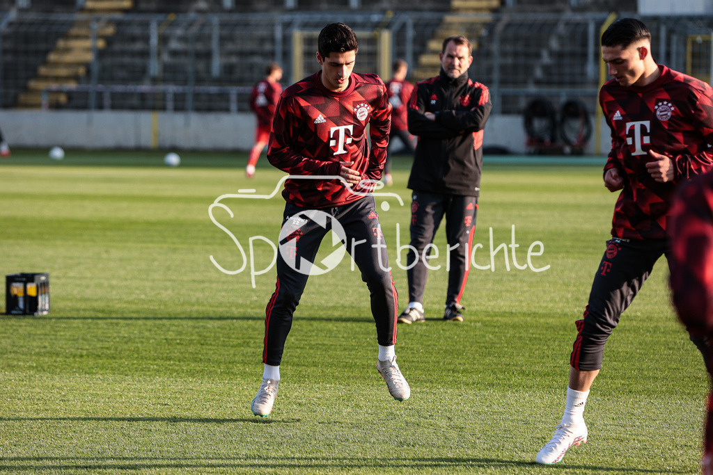 FC Bayern Amateure - FC Augsburg II | grant Leon RANONS (FCB #22) macht sich vor der Partie warm