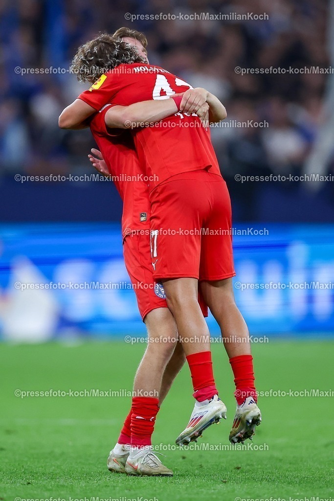 S0413092501193 | 13.09.2025, Fußball, FC Schalke 04 - Holstein Kiel, 5.Spieltag, 2. Fußball Bundesliga, Veltins-Arena Gelsenkirchen, Saison 2025 2026: Magnus Knudsen (Holstein Kiel #24) und John Tolkin (Holstein Kiel #47) freuen sich nach dem 1:0 Sieg über den Erfolg Abschlussjubel Freude Jubel DFB regulations prohibit any use of photographs as image sequences and or quasi-video.