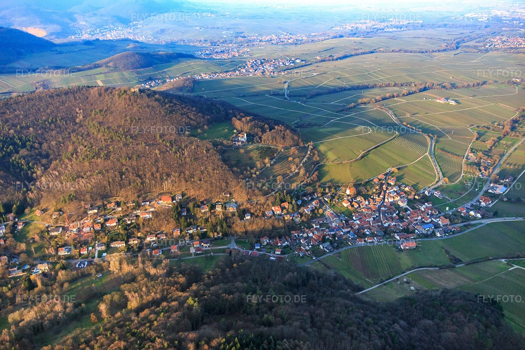 Luftbild: Trifelsstr im Birnbachtal von Südwesten im Abendlicht in Leinsweiler im Bundesland Rheinland-Pfalz in Deutschland. Foto: IMG_086826.jpg vom 26.03.2016 durch Werner Riehm/FLY-FOTO.de