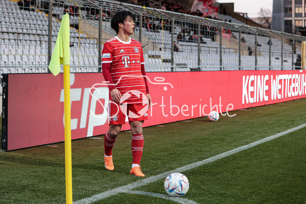 FC Bayern Amateure - FC Augsburg II | taichi FUKUI (FCB #21) auf dem Weg zu einem Eckball