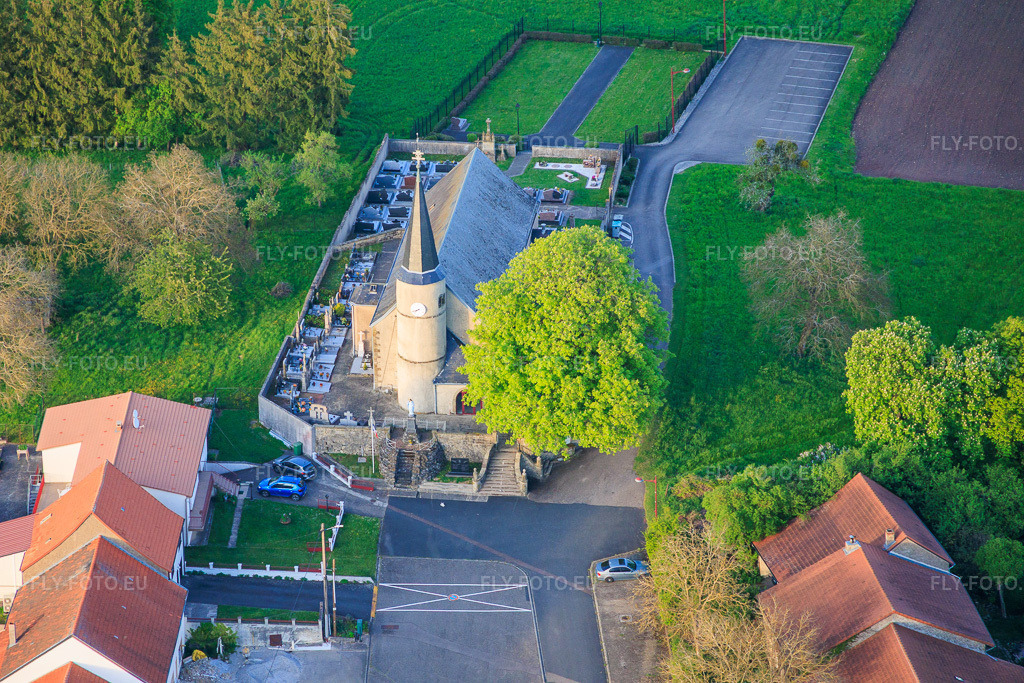 Vue aérienne: Église Saint-Pierre de Altrippe et monument aux morts à Altrippe dans le département Moselle, France.Photo: IMG_154361.jpg prise le 17/04/2026 par Werner Riehm/FLY-FOTO.euRésolution de l'original: 6000 x 4000 pxAltrippe -  Monuments