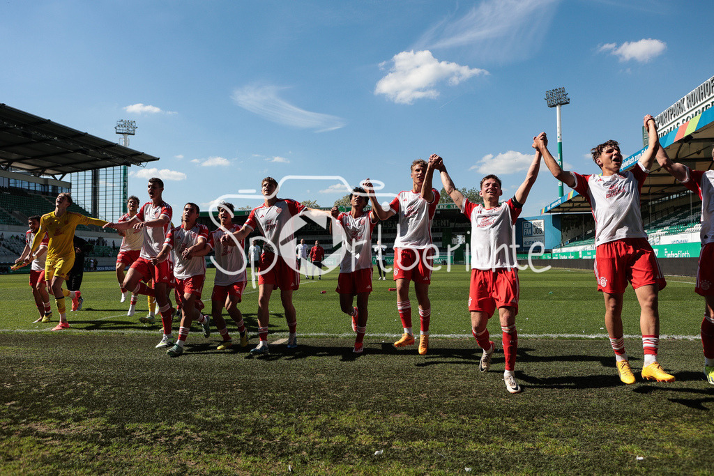 SpVgg Greuther Fürth II - FC Bayern Amateure | Die Spieler der FC Bayern Amateure feiern zusammen mit den Fans den 1-2 Auswaertssieg bei der SpVgg Greuther Fuerth II
