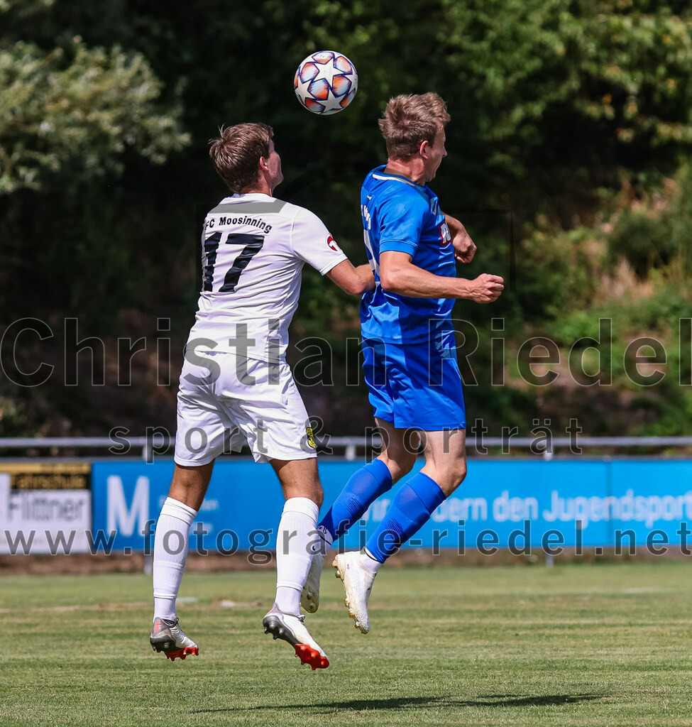 2023-07-22_126_FC_Eitting_gegen_FC_Moosinning | Eitting, Deutschland, 22.07.2023:
Fußball, Kreisliga 2023 / 2024, Testspiel, FC Eitting gegen FC Moosinning, Endergebnis: 0:4

Christian Reiser (FC Moosinning, #17), Benedikt Beierl (FC Eitting, #9)

Foto: Christian Riedel / fotografie-riedel.net