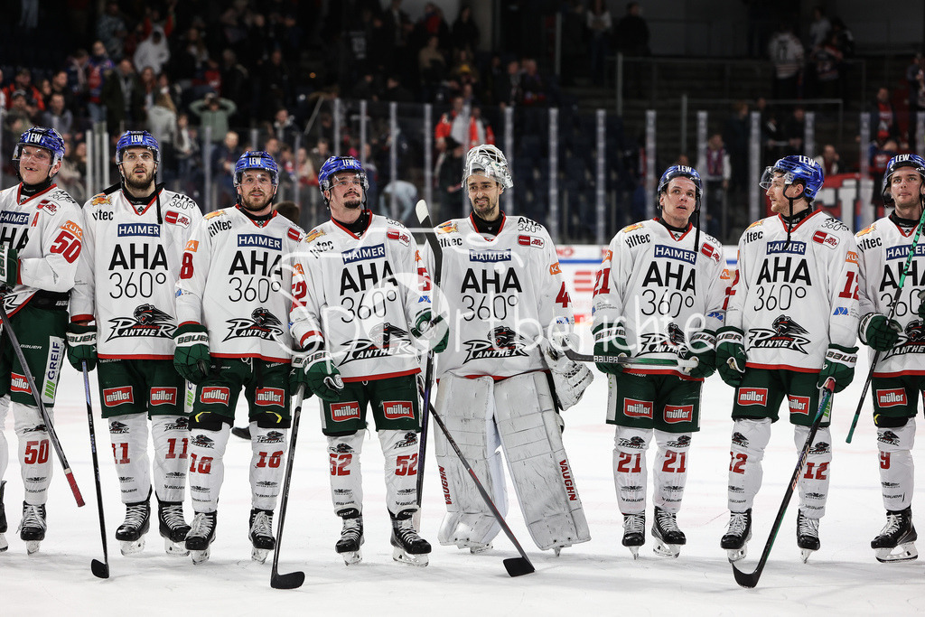 Nürnberg Ice Tigers - Augsburger Panther | Die Spieler der Augsburger Panther feiern zusammen mit den mitgereisten Fans den Sieg in Nürnberg / Jubel / Freude / Happy
