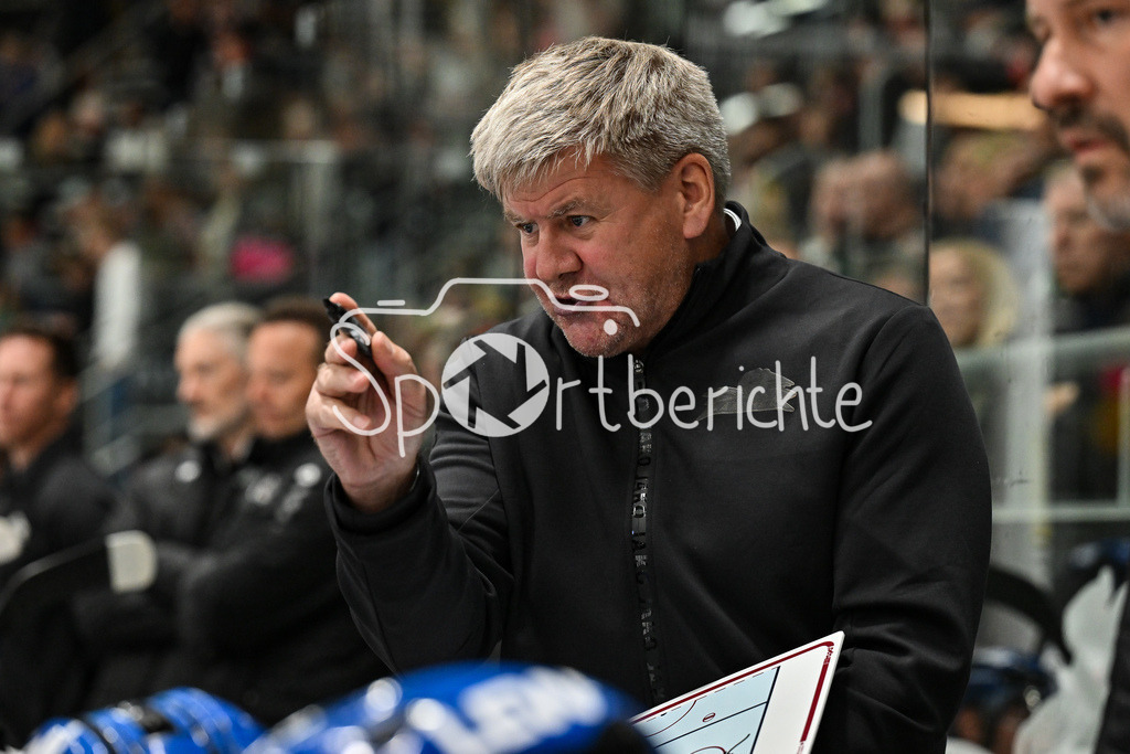 Augsburger Panther - Moser Medical Graz99ers | im Bild Bill PETERS Trainer Augsburger Panther / Einzelfoto / Freisteller / Testspiel: Augsburger Panther - Moser Medical Graz99ers; Curt Frenzel Stadion am 31.08.2025
