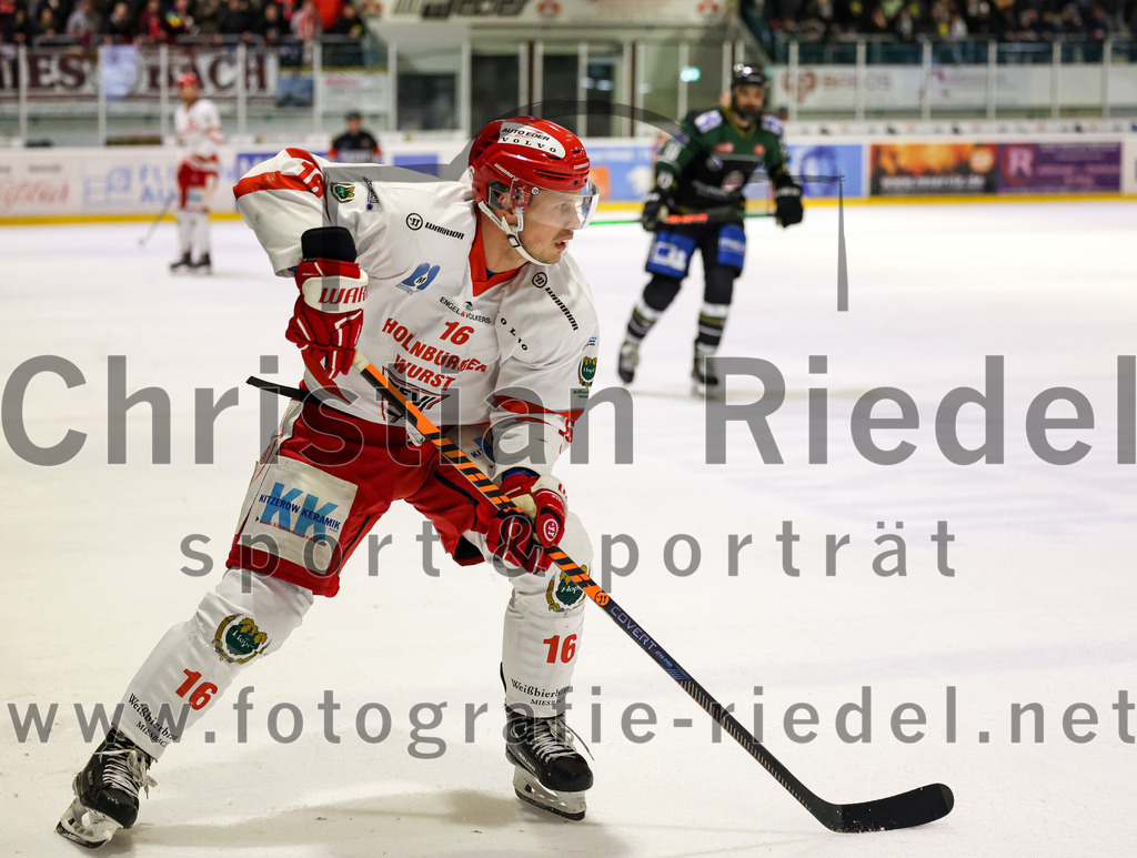 2023-03-19_090_TSV_Erding_gegen_TEV_Miesbach | Erding, Deutschland, 19.03.2023:
Eishockey, Bayernliga Playoffs 2022 / 2023, Halbfinale, TSV Erding gegen TEV Miesbach, Endergebnis: 

Patrick Asselin (TEV Miesbach, #16)

Foto: Christian Riedel / fotografie-riedel.net