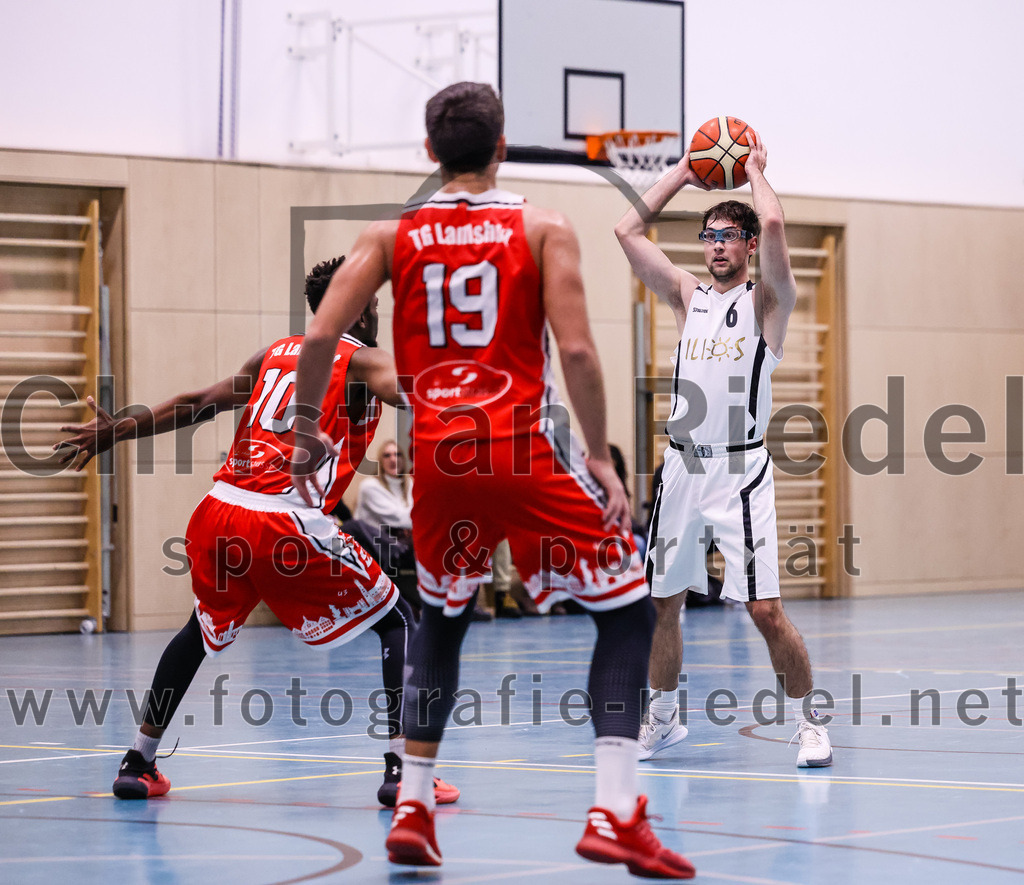 2022-12-03_107_TSV_Vaterstetten_gegen_TG_Landshut | Vaterstetten, Deutschland, 03.12.2022:
Basketball, Bayernliga Herren Südost 2022 / 2023, 7. Spieltag, TSV Vaterstetten gegen TG Landshut, Endergebnis: 71:78

 (TG Landshut, #10),  (TG Landshut, #19), Maximilian Rothe (TSV Vaterstetten, #6)

Foto: Christian Riedel / fotografie-riedel.net