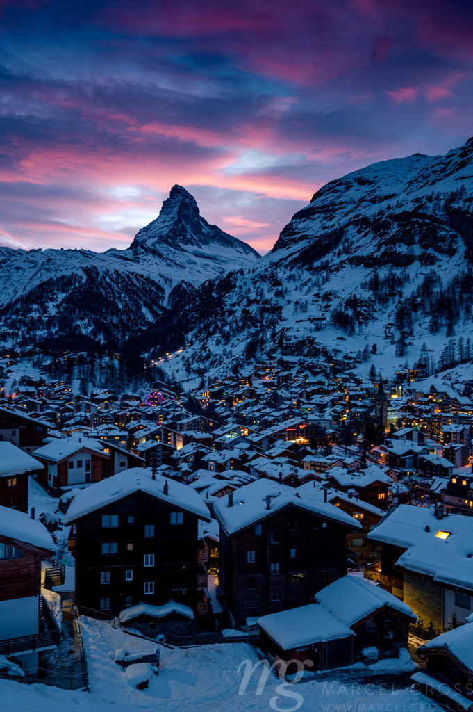 The village of Zermatt in front of the Matterhorn at a wonderful Sunset in the Swiss Alps | Die ideale Geschenkidee für Naturliebhaber. Naturbilder von Marcel Gross Photography für ihr Zuhause in den verschiedensten Formaten und Materialien. - Realisiert mit Pictrs.com