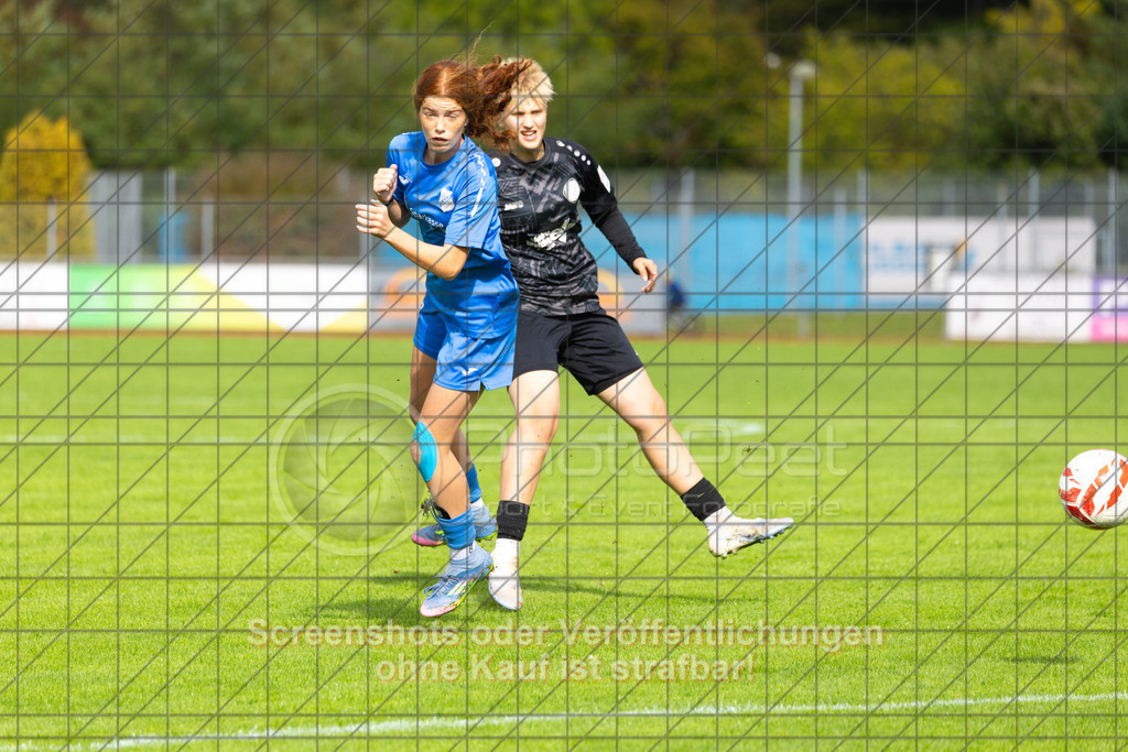 20261010_140753_0311_(c)_by_PhotoPeet | #,1.FC Donzdorf (schwarz) vs. SC Sand (blau), Fußball, EnBW-Oberliga B -Juniorinnen, 05. Spieltag, Saison 2026/2027, Rasenplatz Lautertal Stadion, Süßener Straße 16, 73072 Donzdorf, 10.10.2026 - 14:00 Uhr,Foto: PhotoPeet / Sport- &amp; Eventfotografie / Peter Harich