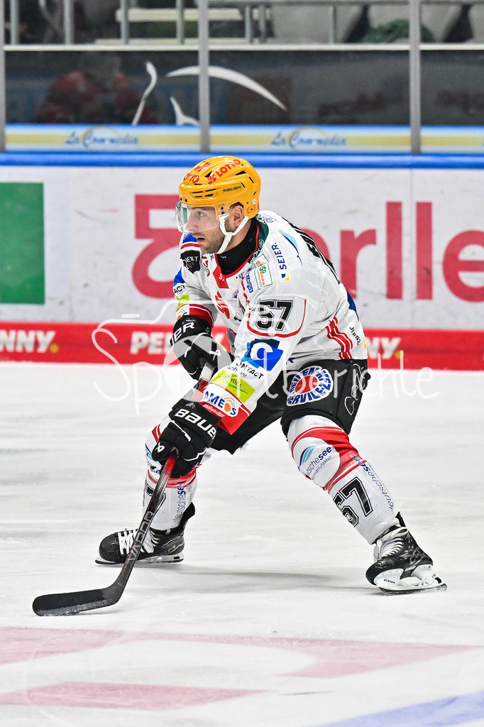 Augsburger Panther - Fischtown Bremerhaven | AUGSBURG, GERMANY - 25. JANUARY: am Puck Alxex FRIESEN (Fischtown Pinguins 57) / Einzelfoto / Freisteller während dem Match zwischen den Augsburger Panthern und den Fischtown Pinguins am 43. Spieltag der Penny DEL im Curt Frenzel Stadion