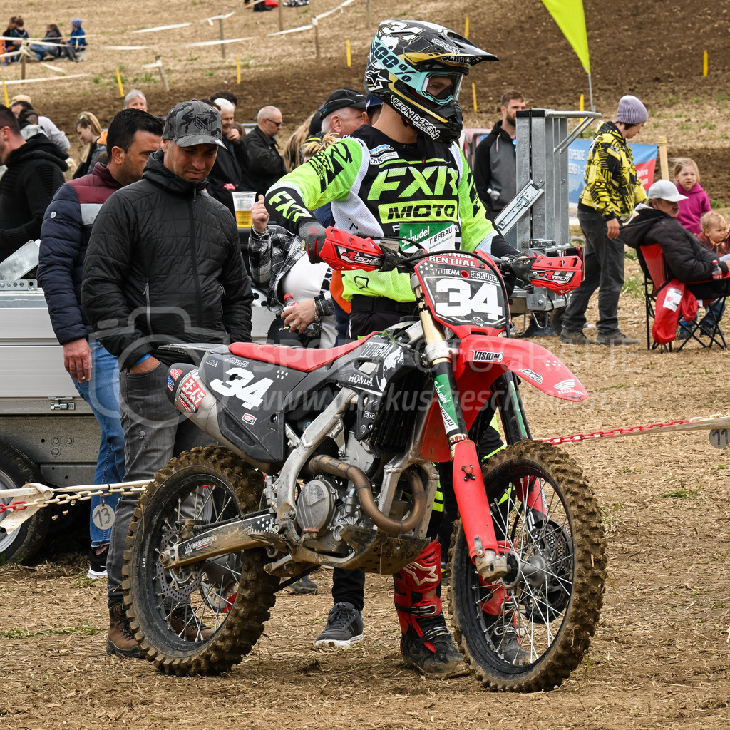 Motocross Schlatt bei Winterthur - 30. April 2023 | #34 Schudel Remo aus Beggingen (CH) auf Honda vor dem Start in der Kategorie ProRace Serie am Motocross Schlatt bei Winterthur, 30. April 2023. 
Instagram: @mx_schlatt | @mc_wila | @sam_schweiz
Bild: Sportfotografie Markus Aeschimann | www.markus-aeschimann.ch - Realisiert mit Pictrs.com