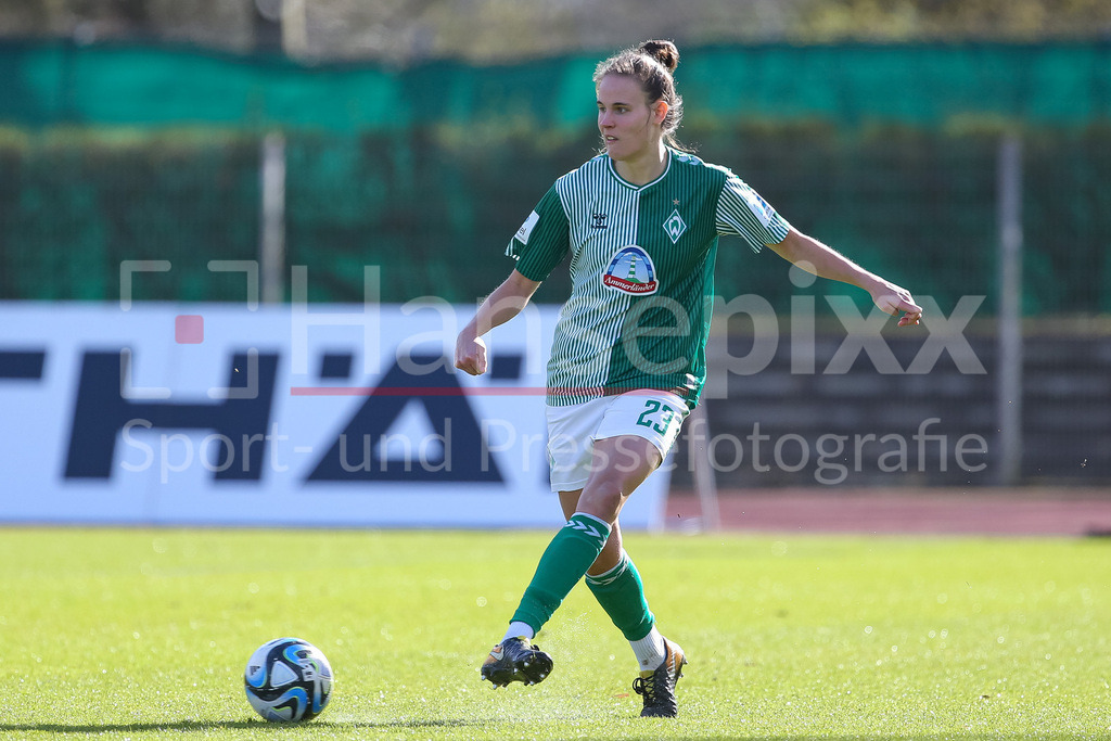 Fussball, Google Pixel Frauen-Bundesliga, SV Werder Bremen - SGS Essen | v.li.: Hanna Nemeth (SV Werder Bremen, 23) am Ball, Freisteller, Einzelbild, Ganzkörper, Aktion, Action, Spielszene, DIE DFB-RICHTLINIEN UNTERSAGEN JEGLICHE NUTZUNG VON FOTOS ALS SEQUENZBILDER UND/ODER VIDEOÄHNLICHE FOTOSTRECKEN. DFB REGULATIONS PROHIBIT ANY USE OF PHOTOGRAPHS AS IMAGE SEQUENCES AND/OR QUASI-VIDEO.