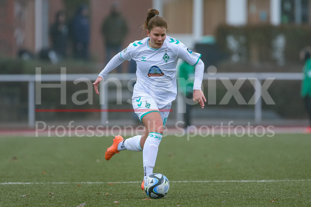 Fussball, Testspiel Frauen, SV Werder Bremen - FC Twente Enschede | v.li.: Emilie Bernhardt (SV Werder Bremen, 16) am Ball, Freisteller, Einzelbild, Ganzkörper, Aktion, Action, Spielszene