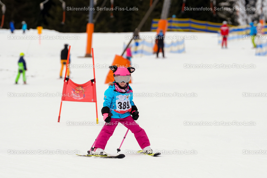 SRF_02.01.2026_0622 | Skirennfotos,Serfaus,Fiss,Ladis,Kinderskirennen,Winter,Tirol,Oberland,skirace,SFL,feelfree,weil wir's genießen,ski,Ski,skifahren,Sonnenplateau, - Realisiert mit Pictrs.com