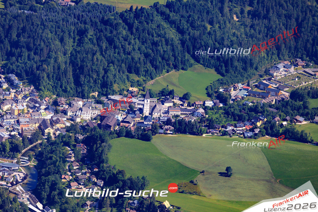 Die Luftaufnahme der Stadt Bad Aussee wurde 2017 vom Flugzeug heraus erstellt ( keine Drohne )- hohe Auflösung für beste Qualität