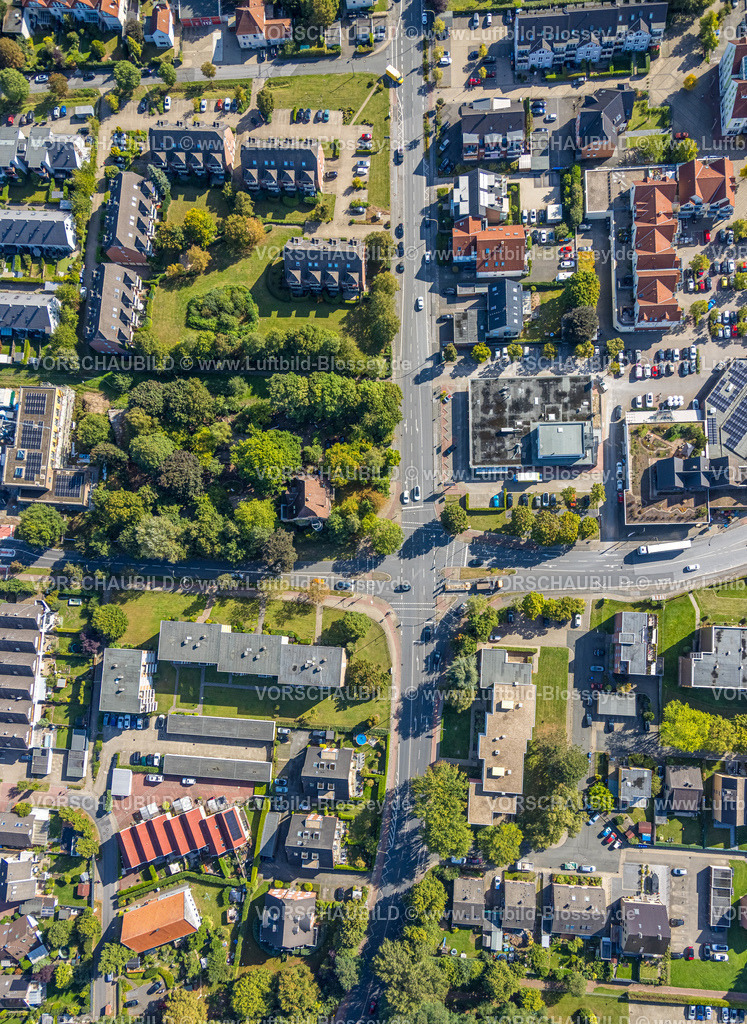Hamm250901216 | Luftbild, Wohngebiet Straßenverkehr-Kreuzung Ostwennemarstraße und Alter Uentroper Weg, Waldstück mit Villa Kunterbunt, Uentrop, Hamm, Ruhrgebiet, Nordrhein-Westfalen, Deutschland