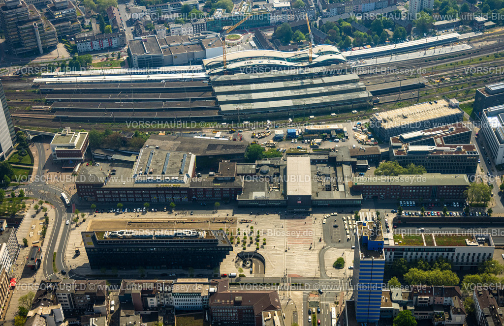 Duisburg240500664 | Luftbild, Hauptbahnhof Hbf Deutsche Bahn AG, Großbaustelle Hauptbahnhof Gleishalle und Vorplatz, Portsmouthplatz Eingang West, Stadtmitte City Ansicht, Dellviertel, Duisburg, Ruhrgebiet, Nordrhein-Westfalen, Deutschland