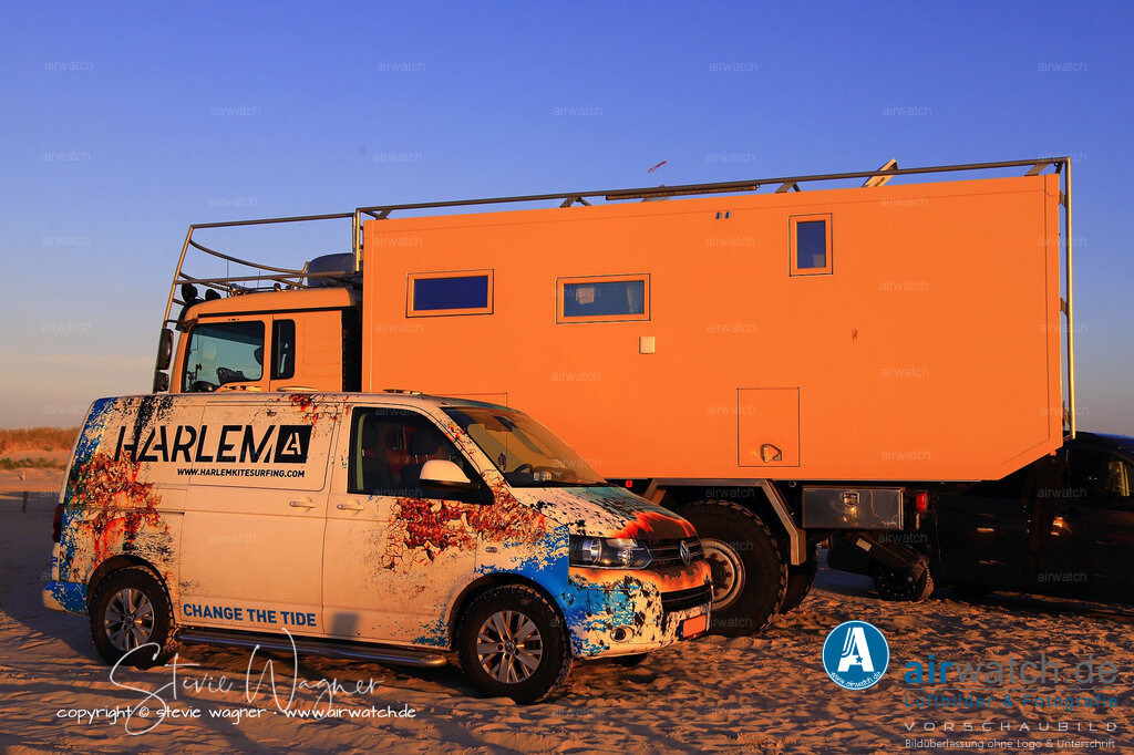 St.Peter-Ording Strand - Volkswagen VW T6 | Entdecken Sie atemberaubende Luftbilder und Fotografien auf airwatch.de - Tauchen Sie ein in eine Welt voller faszinierender Aufnahmen aus der Vogelperspektive.
