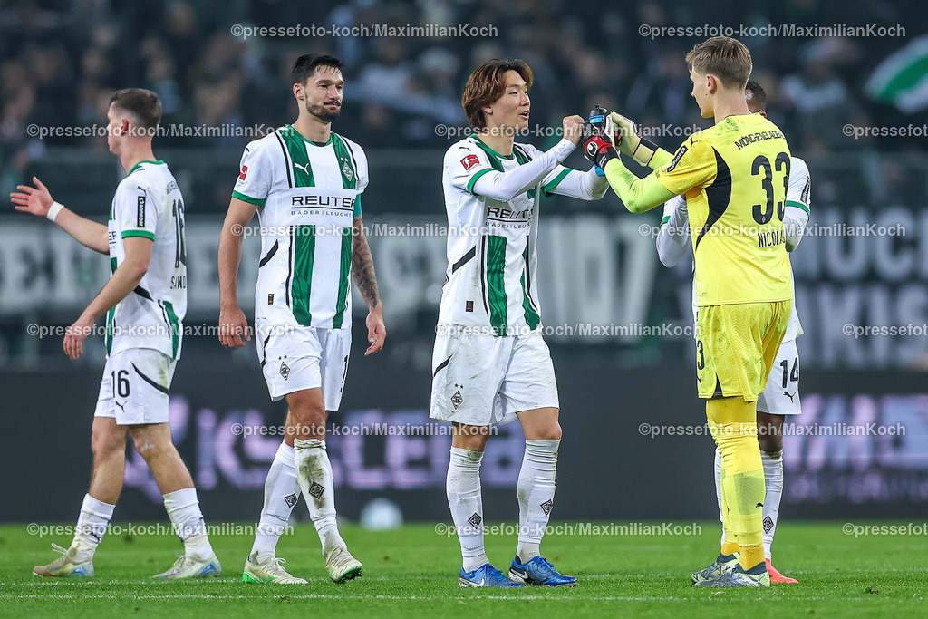 BMG14122401111 | 14.12.2024, Fußball, Borussia Mönchengladbach - Holstein Kiel, 1. Fußball Bundesliga, Borussia-Park, Saison 2024 2025: Das Team freut sich über den 4:1 Sieg gegen Kiel. Abschlussjubel Tim Kleindienst (Mönchengl. #11), Ko Itakura (Mönchengl. #3), Torwart Moritz Nicolas (Mönchengl. #33)DFB regulations prohibit any use of photographs as image sequences and or quasi-video.
