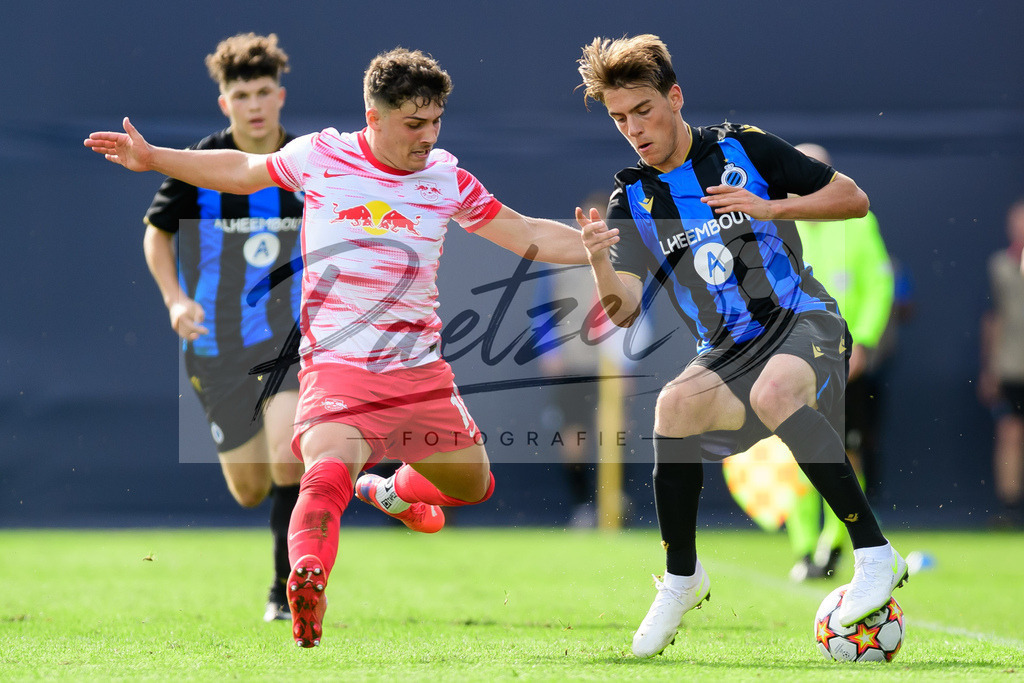 YLLEBR20210928_077 | Fussball, A-Junioren: Joscha Wosz (RB Leipzig) und Lynnt Audoor (Club Brugge KV) im Zweikampf beim Spiel der UEFA Youth League zwischen RB Leipzig und FC Bruegge im Stadion am Cottaweg am 28.09.2021 in Leipzig, Deutschland. - Realisiert mit Pictrs.com