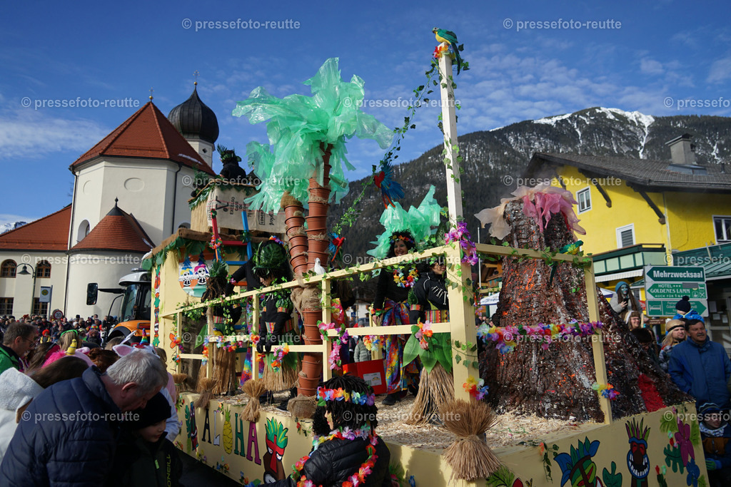 news-2023-Feb11-Fasching-Weissenbach-DSC01790 | Info aus dem Bezirk Reutte/Ausserfern Tirol sowie eine umfangreiche Bilddatenbank über die gesamte Region: Lechtal, Talkessel Reutte, Tannheimertal, Zwischentoren. Lech, Plansee, Zugspitze, Grenztunnel, B179, Fernpassstraße, Verkehr, Lawinen, Tradition, - Realisiert mit Pictrs.com