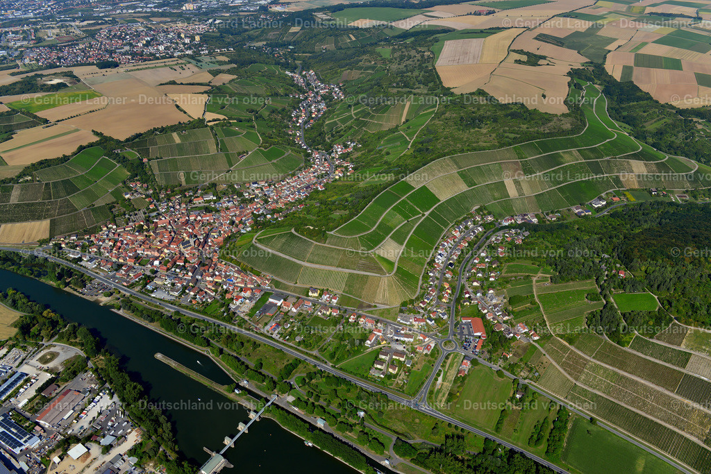 3650314 | HEIDINGSFELD 31.08.2016 Ortskern am Rande von Weinbergen und Winzer- Gütern im Weinbaugebiet in Heidingsfeld im Bundesland Bayern, Deutschland // Town center on the edge of vineyards and wineries in the wine-growing area in Heidingsfeld in the state Bavaria, Germany Foto: Gerhard Launer