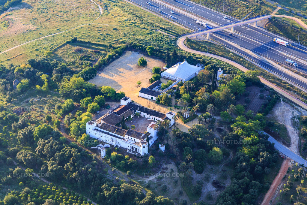 Aerial view: Holiday ranch Hacienda Torre Doña Maria in Dos Hermanas in the state Seville, Spain. – Photo: IMG_145689.jpg taken on 04/22/2025 by Werner Riehm/FLY-FOTO.com – Resolution of the original: 4947 x 3298 px – Hacienda Torre Doña MaríaSevilla