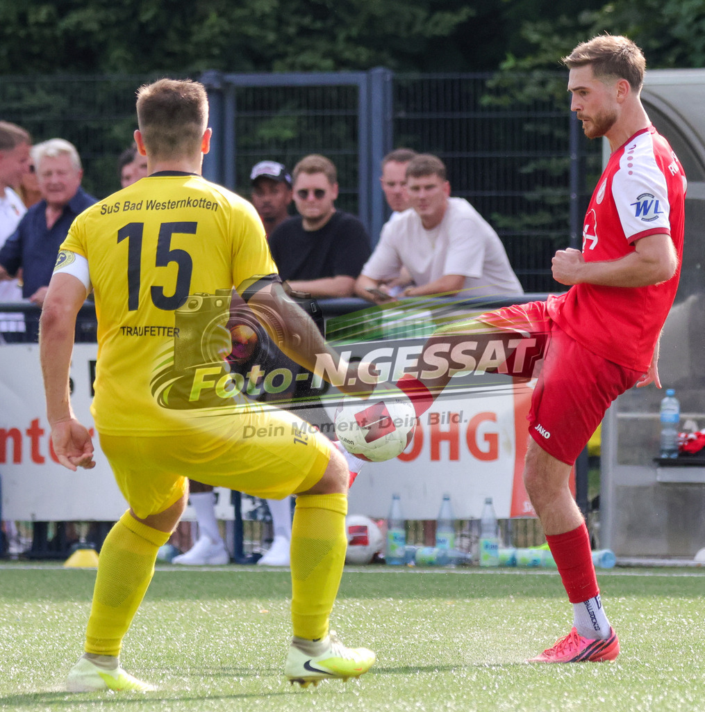 FC RW Kirchlengern - SuS Bad Westernkotten | Auf dem Bild zu sehen: Rot FC RW Kirchlengern: Levin Güzelel ; gelb SuS Bad Westernkotten: Lukas Traufetter FC RW Kirchlengern, SuS Bad Westernkotten, Saison 26/27, Westfalenliga, Kirchlengern, Deutschland - Realisiert mit Pictrs.com