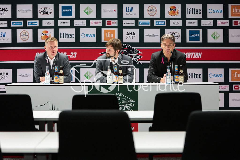 Augsburger Panther - Koelner Haie  | v. l. Peter RUSSELL, Stefan ESCH und Uwe KRUPP auf der Pressekonferenz nach der DEL Partie in Augsburg