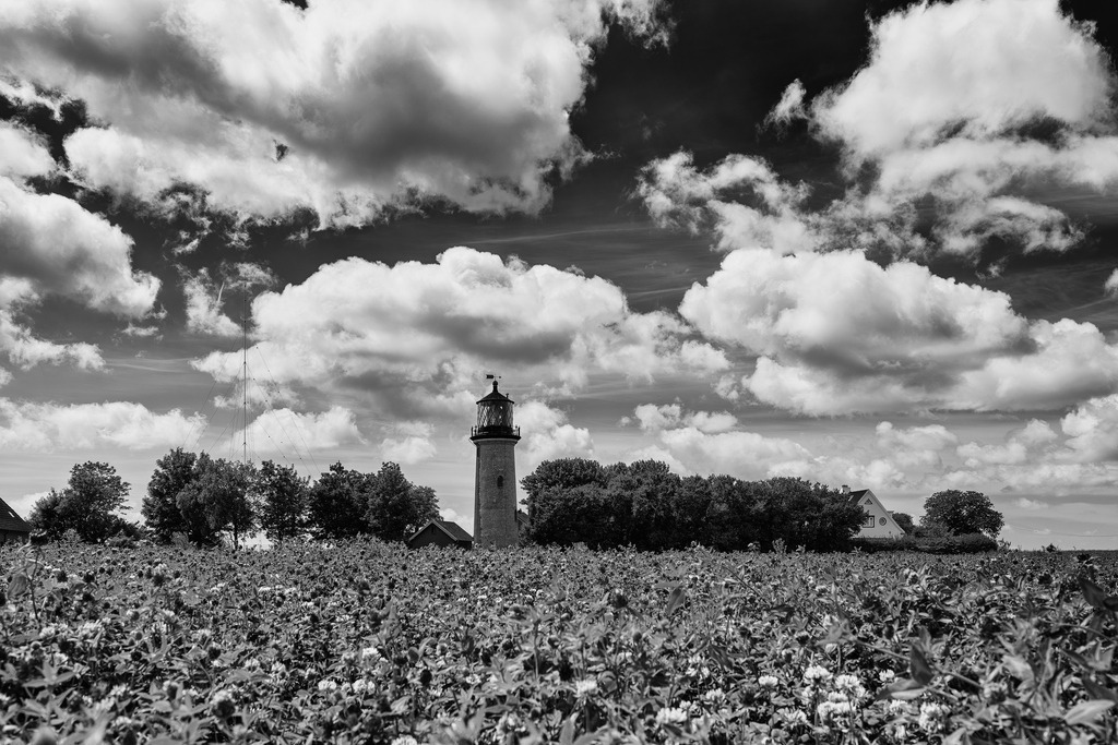 2025_07_09_FEHMARN-LEUCHTTURM+SCHMETTERLINGE_MCP8843 sw | Hochwertig gedruckte Fotografien für die Wand, als Kalender und zum Verschenken. Hamburg & Norddeutschland und überall wo ich mit der Kamera unterwegs war.