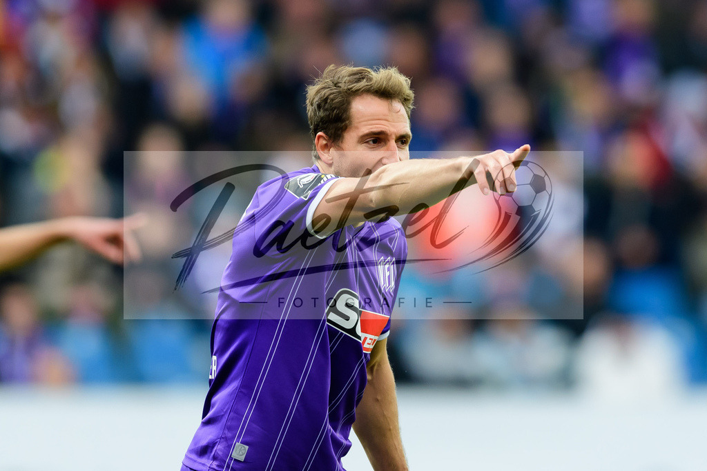 OSNTSV20211106_029 | Fussball, Herren: Ulrich Taffertshofer (VfL Osnabrueck) gestikuliert, Gestik bei dem Spiel der 3. Liga zwischen VfL Osnabrueck und TSV 1860 Muenchen im Stadion an der Bremer Bruecke am 06.11.2021 in Osnanbrueck, Deutschland.DFB / DFL REGULATIONS PROHIBIT ANY USE OF PHOTOGRAPHS AS IMAGE SEQUENCES AND/OR QUASI-VIDEO. - Realisiert mit Pictrs.com