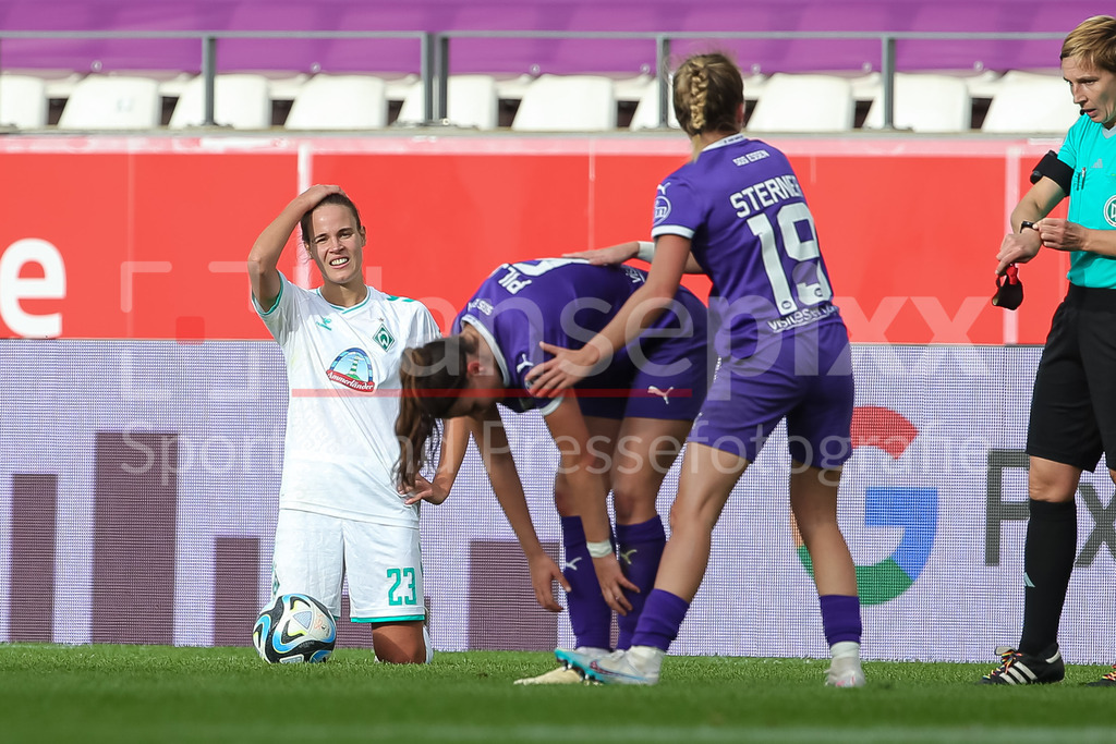 Fussball, Google Pixel Frauen-Bundesliga, SGS Essen - SV Werder Bremen | v.li.: Hanna Nemeth (SV Werder Bremen, 23) enttäuscht schauend, Enttäuschung, DIE DFB-RICHTLINIEN UNTERSAGEN JEGLICHE NUTZUNG VON FOTOS ALS SEQUENZBILDER UND/ODER VIDEOÄHNLICHE FOTOSTRECKEN. DFB REGULATIONS PROHIBIT ANY USE OF PHOTOGRAPHS AS IMAGE SEQUENCES AND/OR QUASI-VIDEO.