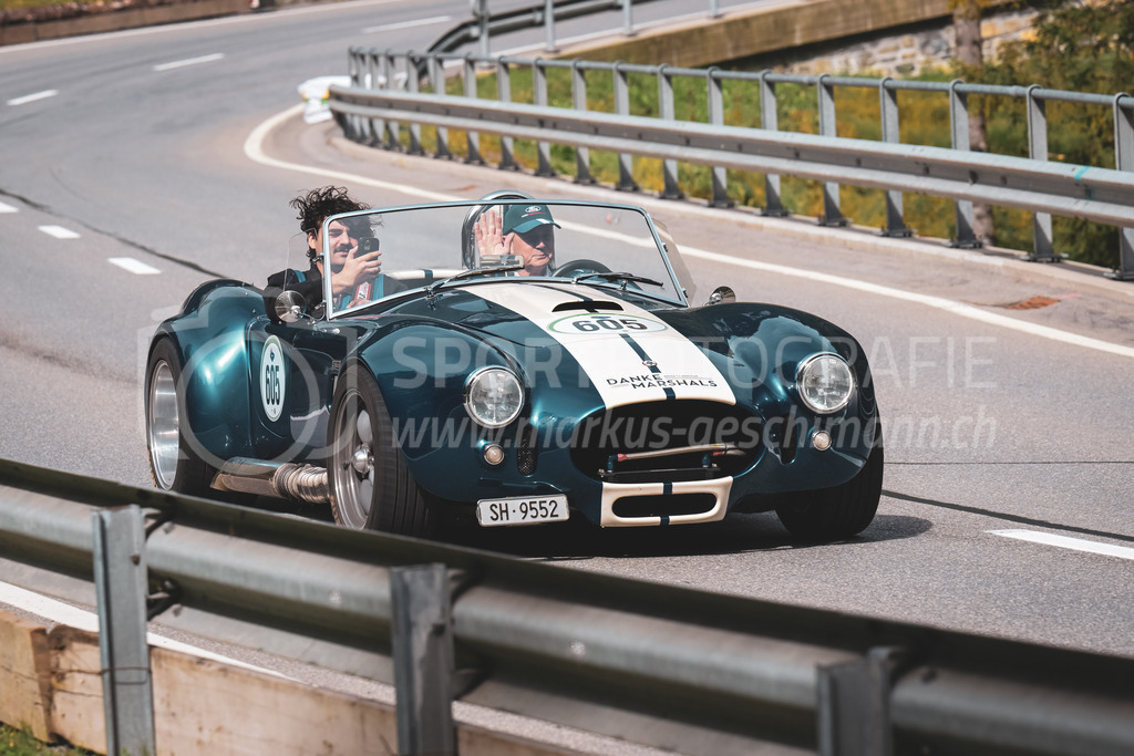 21. Arosa ClassicCar 2025 - 7. =September= 2025 | Urs Stamm aus Schaffhausen (SUI) in einem AC Cobra aus dem Jahre 1967 mit Startnummer 605 am Arosa ClassicCar 2025 in der Kategorie Demo..@arosaclassiccar, @arosa.official, #arosaclassiccar, #arosa, #76curves, #classiccarBild: Sportfotografie Markus Aeschimann | www.markus-aeschimann.ch - Realisiert mit Pictrs.com